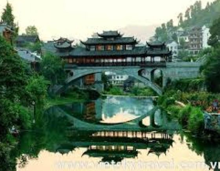 “TRẤN CỔ NGÀN NĂM” - TRƯƠNG GIA GIỚI - PHƯỢNG HOÀNG CỔ TRẤN